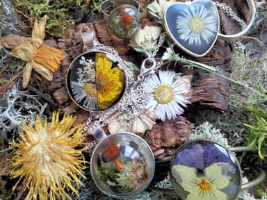 Bienvenue dans mon univers nature et steampunk. Bijoux crés à partir d'assemblages de pièces de montres ou d'éléments de la nature pour des créations qui sortent de l'ordinaire ! Bonne visite ! 😉